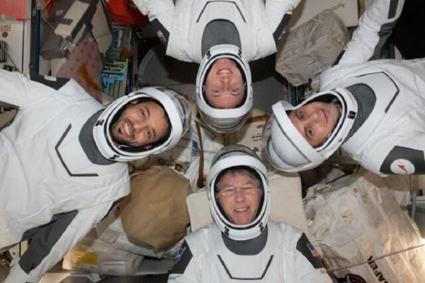 بازگشت فضانوردان ماموریت کرو، 6 به زمین عقب افتاد